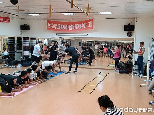 ▲51歲的子淇靠勞動部職訓課程跨行健身領域，成為運動按摩講師。（記者林東良翻攝，下同）