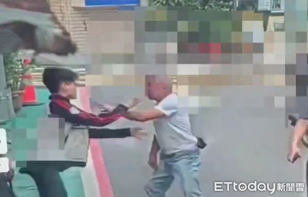 ▲▼吃麵挪桌子被看一眼不爽，先嗆人又拿手機拍照，雙方爆全武行。（圖／記者邱中岳翻攝）