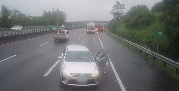 ▲小客車事故後逆向停於內側車道，疑因手煞車未拉起滑動再撞大貨車。（翻攝自車輛交通事故研究所）