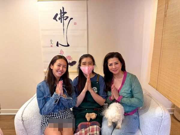 ▲▼薔薔曬王祖賢合照「短裙疑走光」。（圖／翻攝自臉書）