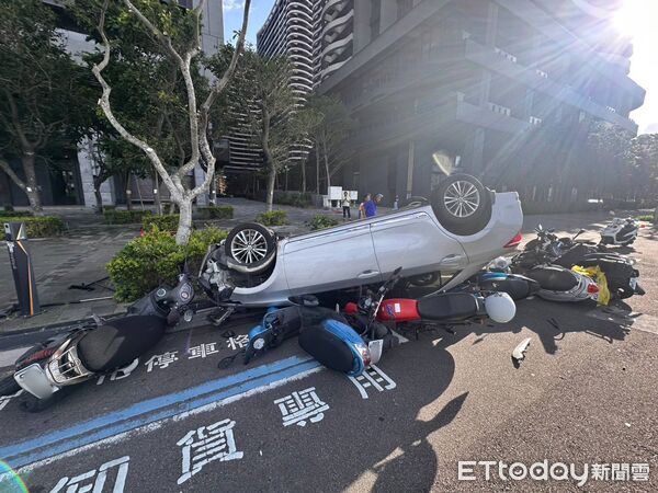 ▲▼新北市淡水區新市三路二段小客車失控自撞路旁機車。（圖／記者陳以昇翻攝）