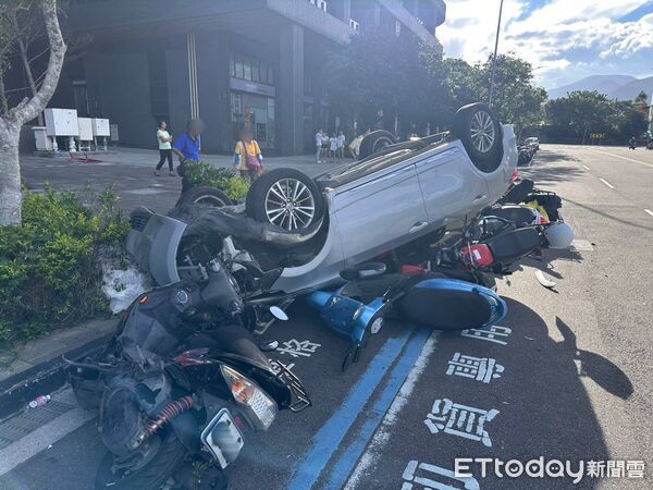 ▲▼新北市淡水區新市三路二段小客車失控自撞路旁機車。（圖／記者陳以昇翻攝）