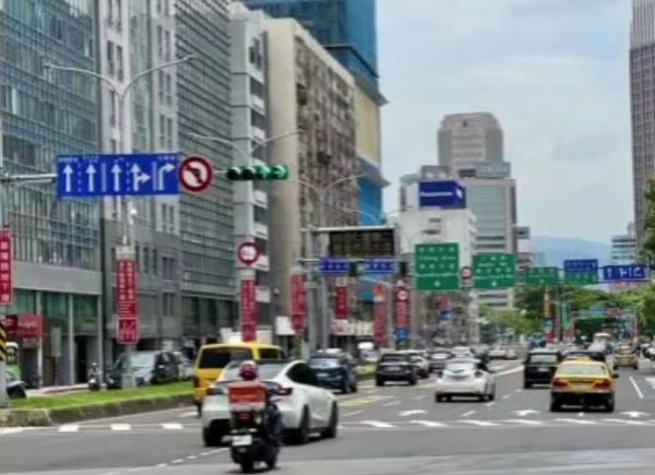 ▲台北市有路段短短200公尺硬塞27面路牌，讓駕駛眼花撩亂。(圖／陳宥丞辦公室提供)