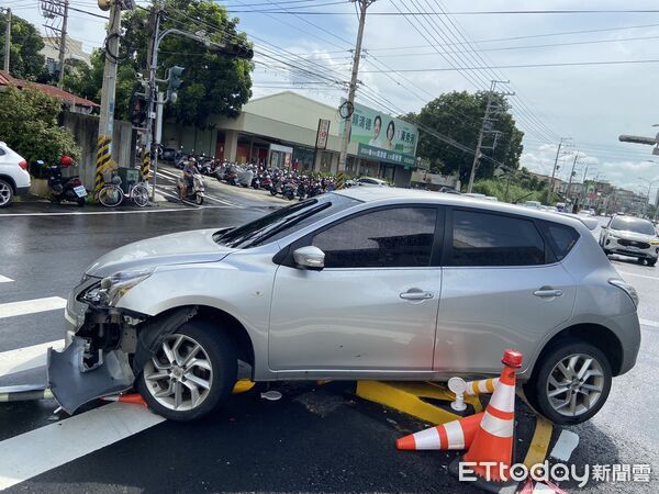 ▲▼       庇護島被撞7次   。（圖／記者唐詠絮翻攝）