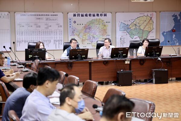 ▲黃偉哲前往台電新營區營業處關心楊柳颱風災後復電進度。（記者林東良翻攝，下同）