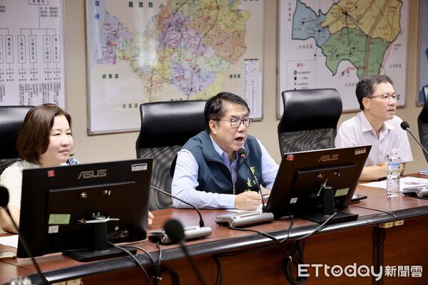 ▲黃偉哲前往台電新營區營業處關心楊柳颱風災後復電進度。（記者林東良翻攝，下同）