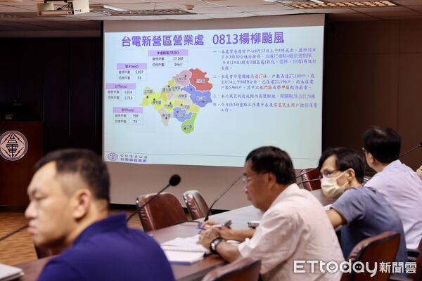 ▲黃偉哲前往台電新營區營業處關心楊柳颱風災後復電進度。（記者林東良翻攝，下同）