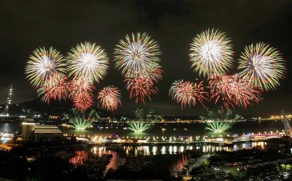 ▲2025淡水漁人碼頭仲夏繽紛樂8月10日煙火秀實景（圖／新北市漁業處提供）