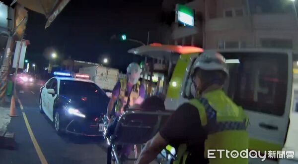 ▲內埔警分局員警勸張婦就醫。（圖／記者陳崑福翻攝）