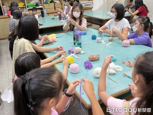 ▲2025台南兒童藝術教育節「藝起學」親子夏令營，融合手作、美術、音樂與AI數位創作，吸引家長與孩子熱情參與。（記者林東良翻攝，下同）