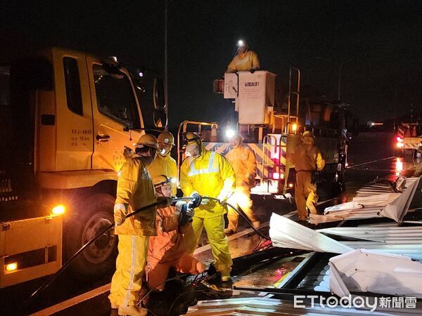 ▲台電搶修人員，冒著颱風後餘勢，在斷線、傾斜電桿間穿梭作業。（圖／記者林東良翻攝，下同）