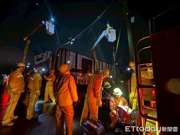 ▲台電搶修人員，冒著颱風後餘勢，在斷線、傾斜電桿間穿梭作業。（圖／記者林東良翻攝，下同）