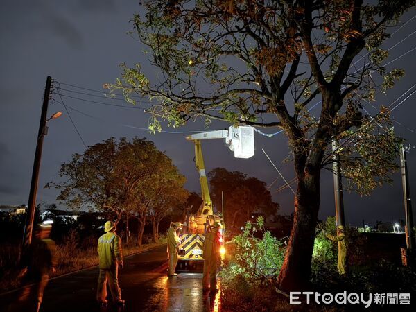 ▲台電搶修人員，冒著颱風後餘勢，在斷線、傾斜電桿間穿梭作業。（圖／記者林東良翻攝，下同）