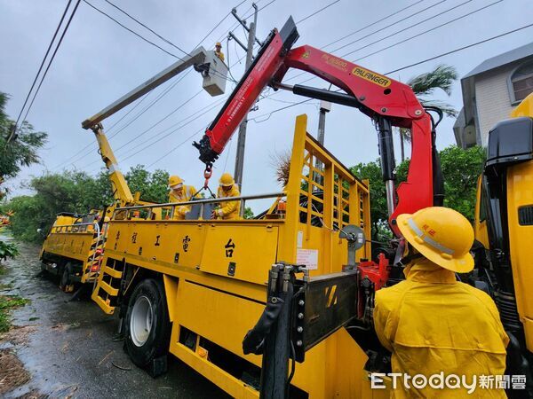 ▲台電搶修人員，冒著颱風後餘勢，在斷線、傾斜電桿間穿梭作業。（圖／記者林東良翻攝）