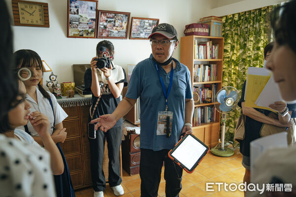 ▲《我們六個》劇組現場，崑大視訊系學生在烈日下架燈具。（圖／記者林東良翻攝，下同）