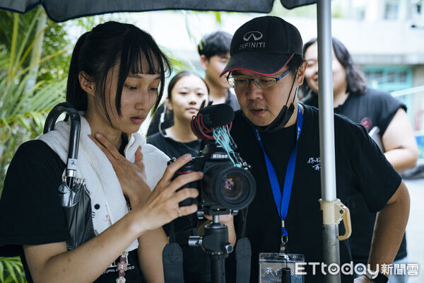 ▲《我們六個》劇組現場，崑大視訊系學生在烈日下架燈具。（圖／記者林東良翻攝，下同）