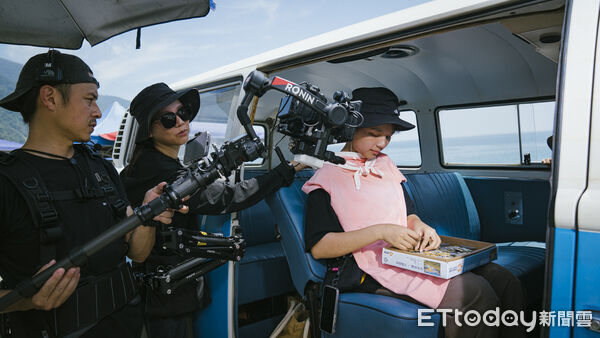 ▲《我們六個》劇組現場，崑大視訊系學生在烈日下架燈具。（圖／記者林東良翻攝，下同）