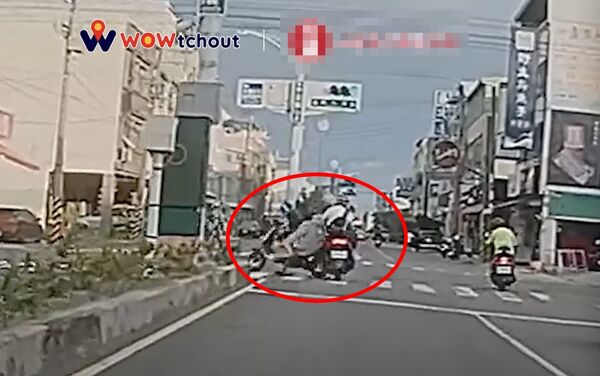 ▲▼2女國中生雙載鬼切左轉，擊落男騎士。（圖／翻攝自WoWtchout - 地圖型行車影像分享平台）