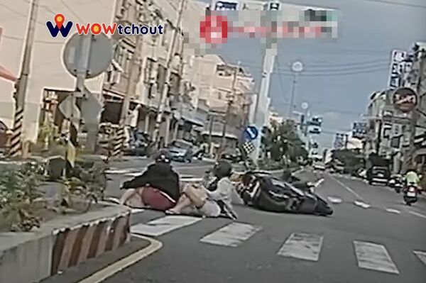 ▲▼2女國中生雙載鬼切左轉，擊落男騎士。（圖／翻攝自WoWtchout - 地圖型行車影像分享平台）