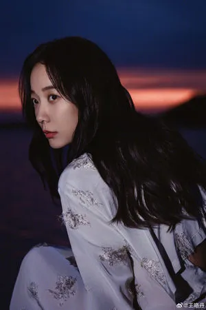 ▲▼王珞丹遭傳電影院遇男粉求婚是自導自演，工作室駁斥發聲明。（圖／翻攝自微博）