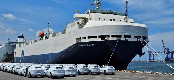 塞在港口等待入台的進口車，傳出至今還沒完全消化完畢。（翻攝自基隆港務公司臉書）