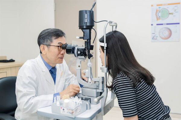 ▲▼賴旗俊提醒若出現線條扭曲、中心黑點或視野不對稱等異常，建議立即就醫檢查。（圖／土城醫院提供）