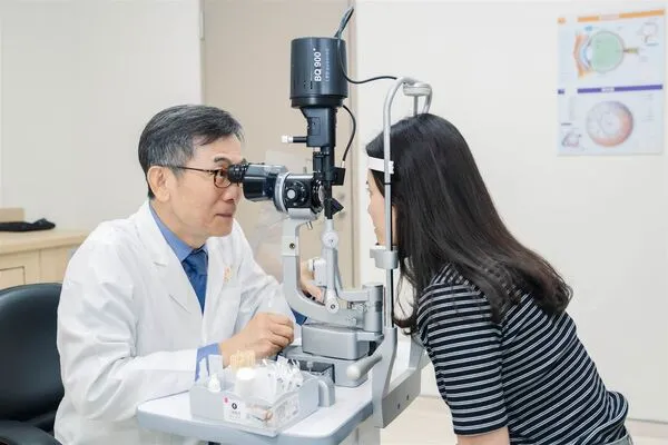 ▲▼賴旗俊提醒若出現線條扭曲、中心黑點或視野不對稱等異常，建議立即就醫檢查。（圖／土城醫院提供）