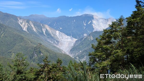 ▲▼空勘影像綜合比對發現災前地表崩塌裸露面積約三百公頃，災後裸露面積約五百公頃。（圖／記者王兆麟翻攝，下同）