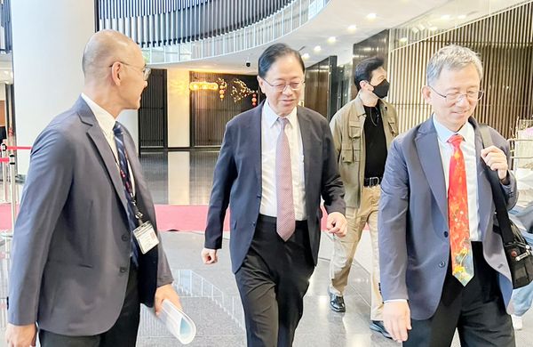 ▲桃園市長張善政今天上午率副市長王明鉅、衛生局長賈蔚親赴衛福部醫審會爭取核定桃園市立醫院。（圖／市府新聞處提供）