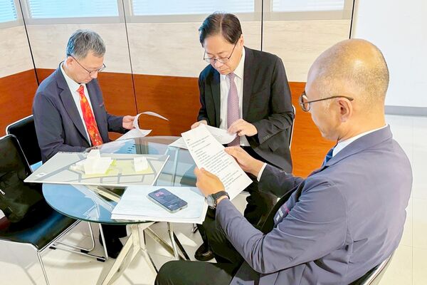 ▲桃園市長張善政今天上午率副市長王明鉅、衛生局長賈蔚親赴衛福部醫審會，會前仔細討論相關細節。（圖／市府新聞處提供）