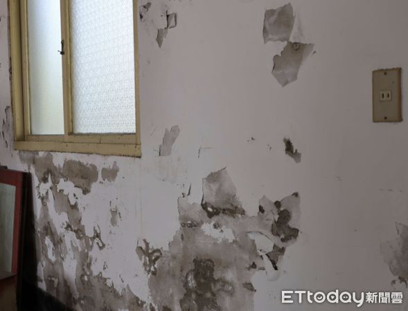 ▲縣長張麗善與縣府團隊走進年久失修的新莊社區活動中心，承諾全力支持修繕工程。（圖／記者游瓊華翻攝）