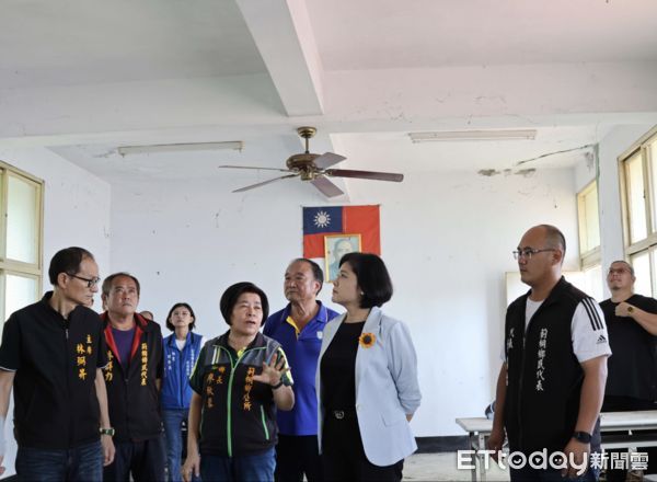 ▲縣長張麗善與縣府團隊走進年久失修的新莊社區活動中心，承諾全力支持修繕工程。（圖／記者游瓊華翻攝）