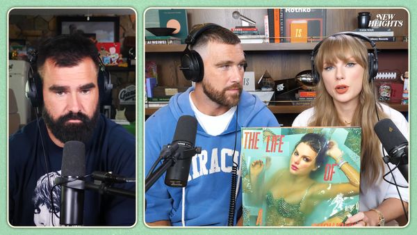 泰勒絲（右）在Podcast節目上驚喜宣布發行新專輯。圖中為特拉維斯凱爾西、左為傑森凱爾西。（翻攝New Heights YouTube頻道）