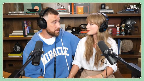 泰勒絲和特拉維斯在Podcast節目大方放閃。（翻攝 New Heights YouTube頻道）