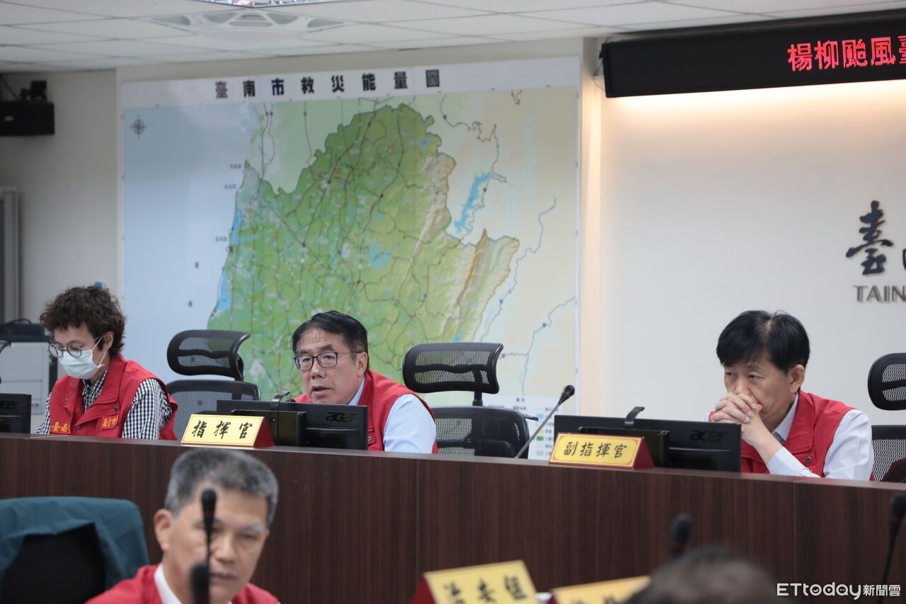 楊柳颱風台南七股出海　黃偉哲主持防颱會報、夜奔災辦送宵夜