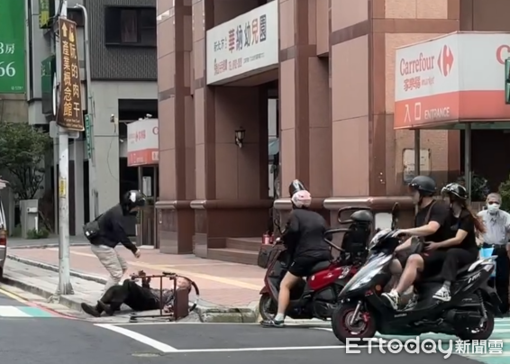 新北颱風天「老翁被吹倒」路人接力扶起　影片瘋傳：這才是真實台灣