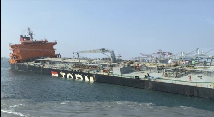 ▲▼依蜜莉油輪擦撞高雄港導致船體右傾。（圖／運安會提供）