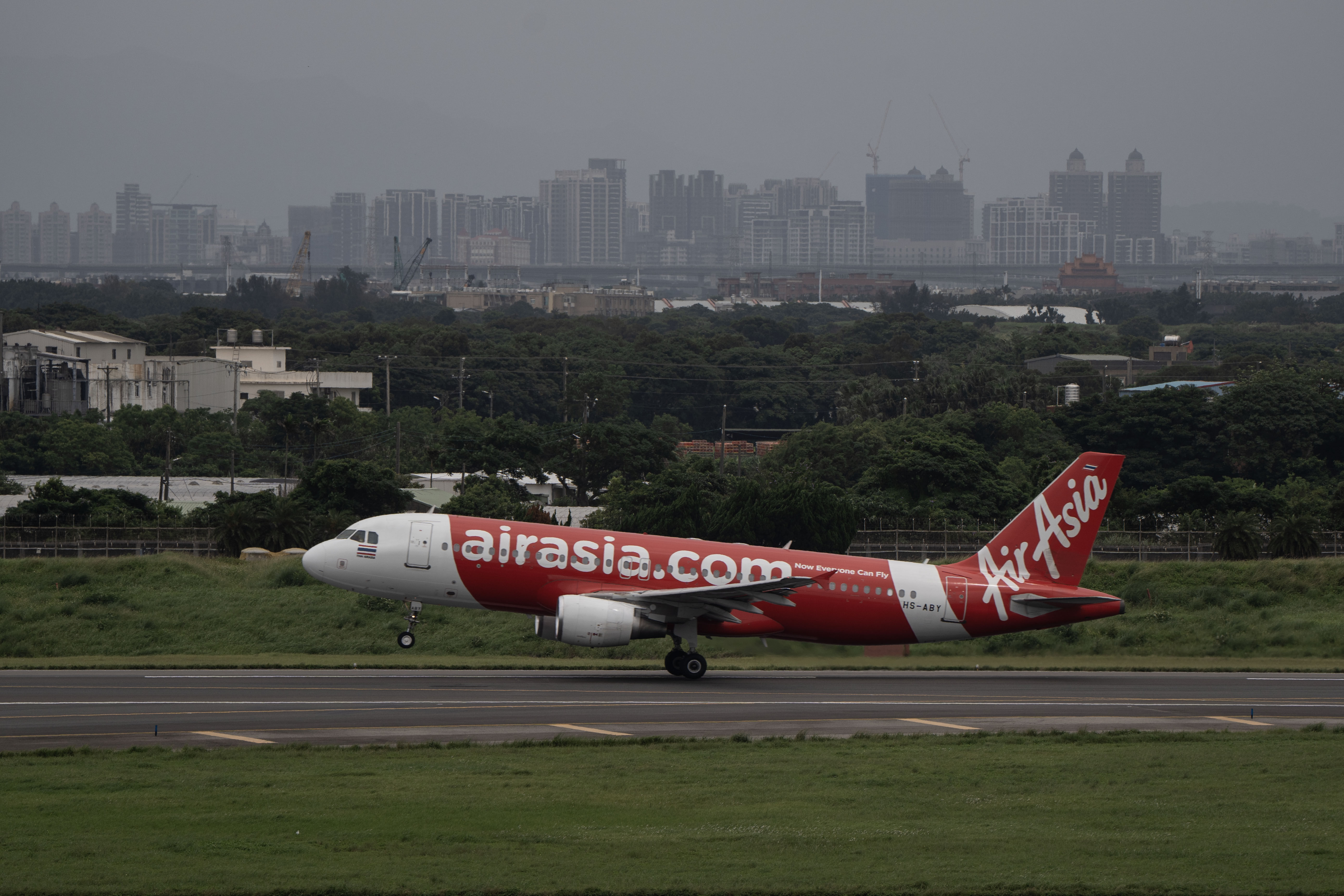 ▲▼亞洲航空班機準備從台灣桃園國際機場起飛。（圖／達志影像）