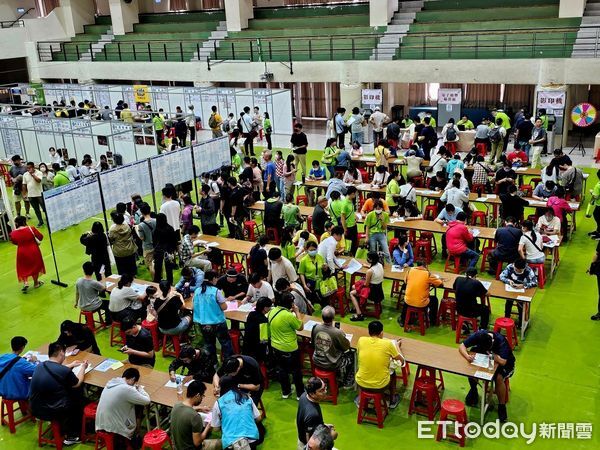 ▲▼高雄職缺大量釋出！51家廠商徵1400人　最狂起薪7萬9千元。（圖／記者賴文萱翻攝）