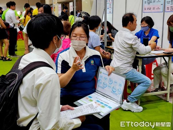 ▲▼高雄職缺大量釋出！51家廠商徵1400人　最狂起薪7萬9千元。（圖／記者賴文萱翻攝）