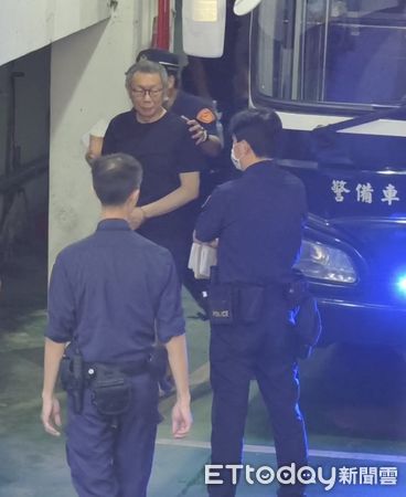 ▲▼涉犯京華城案仍在押的柯文哲，今（14日）被押解到台北地院開庭。（圖／記者黃哲民攝）