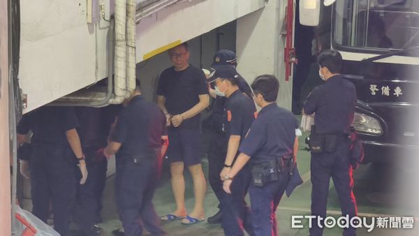 ▲▼涉犯京華城案仍在押的柯文哲，今（14日）被押解到台北地院開庭。（圖／記者黃哲民攝）
