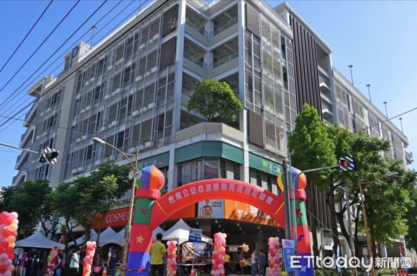 ▲虎尾公安立體停車場外觀以「城市森林」概念設計，融入周邊景觀，成為城區新亮點。（圖／記者游瓊華翻攝）