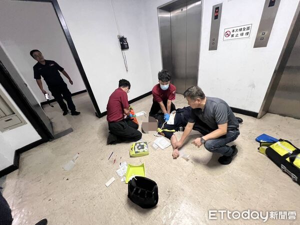 ▲▼北市交通分隊劉姓小隊長身體不適倒地，同事用電擊器搶命。（圖／記者邱中岳翻攝）