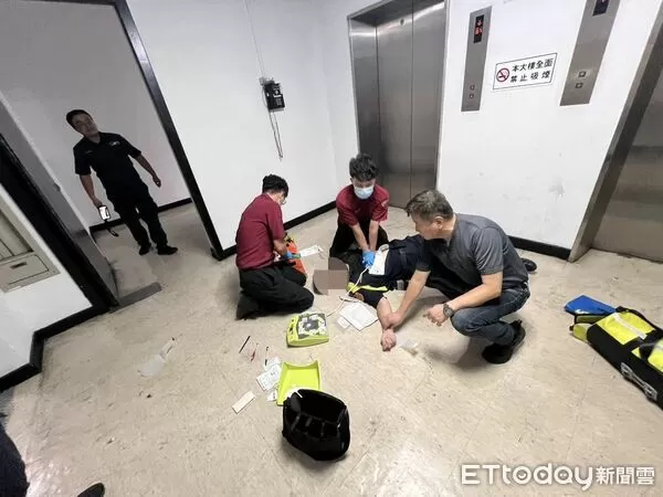 ▲▼北市交通分隊劉姓小隊長身體不適倒地，同事用電擊器搶命。（圖／記者邱中岳翻攝）