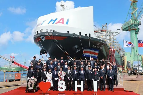 ▲前排左五起富邦集團董事長蔡明忠及其夫人陳藹玲、萬海日本株式會社社長陳致遠與貴賓在新船前合影。（圖／萬海提供）