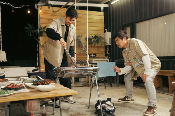 ▲▼ 胡瓜與子女透過烤肉，享受難得的家人時光    。（圖／客家電視台提供）