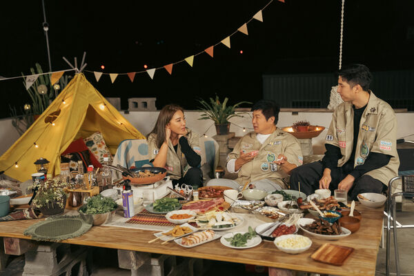 ▲▼ 胡瓜與子女透過烤肉，享受難得的家人時光    。（圖／客家電視台提供）