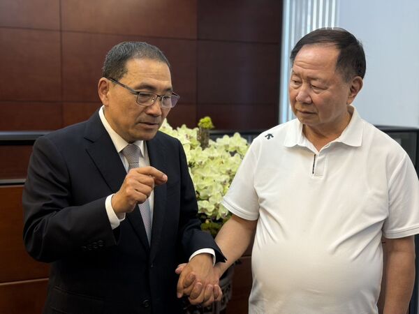 侯友宜（左）拜會薇閣基金會董事長李傳洪（右），感謝李董事長對殉職警消遺眷的長期關懷與支持。（薇閣基金會提供）