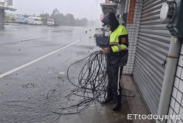 ▲太麻里警冒風雨清除落線護行車。（圖／記者楊晨東翻攝）
